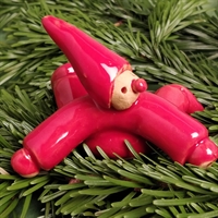 rød glaseret pølsenisse liggende på maven dansk julepynt